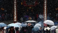 Dilansir Reuters, Kamis (24/11/2016), awalnya hujan es turun pada Kamis (24/11) dini hari waktu setempat, yang kemudian berubah menjadi salju. Turunnya salju di kota Tokyo pada bulan November ini memicu udara dingin yang menyebar luas di ibu kota Jepang tersebut. REUTERS/Toru Hanai.