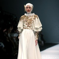Dian pelangi mengangkat tema koleksinya Gelora Dara di Jakarta Fashion Week 2017. Senayan City. Jakarta. [Foto: Mohammad Abduh/Wolipop]