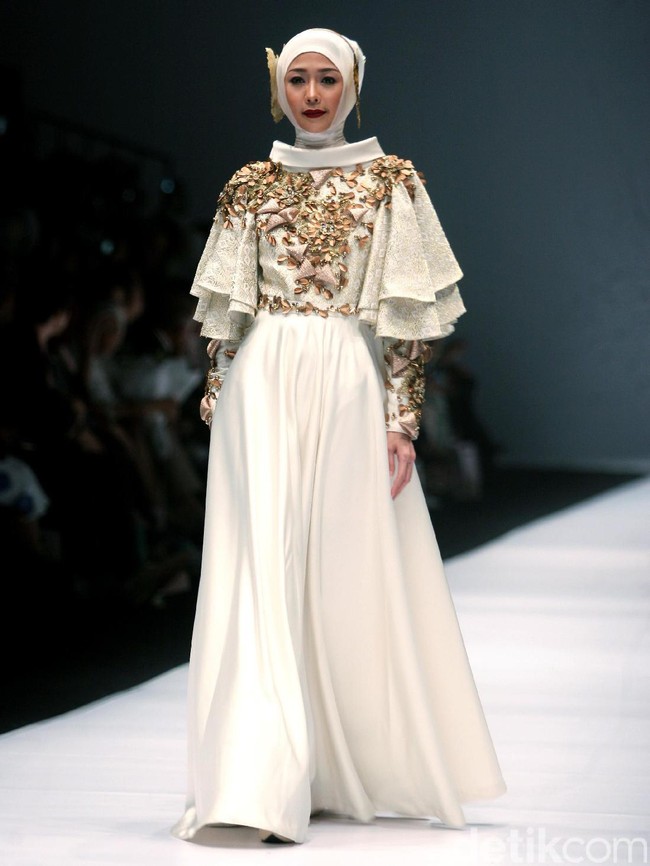 Dian pelangi mengangkat tema koleksinya Gelora Dara di Jakarta Fashion Week 2017. Senayan City. Jakarta. [Foto: Mohammad Abduh/Wolipop]