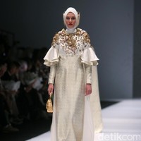 Dian pelangi mengangkat tema koleksinya Gelora Dara di Jakarta Fashion Week 2017. Senayan City. Jakarta. [Foto: Mohammad Abduh/Wolipop]
