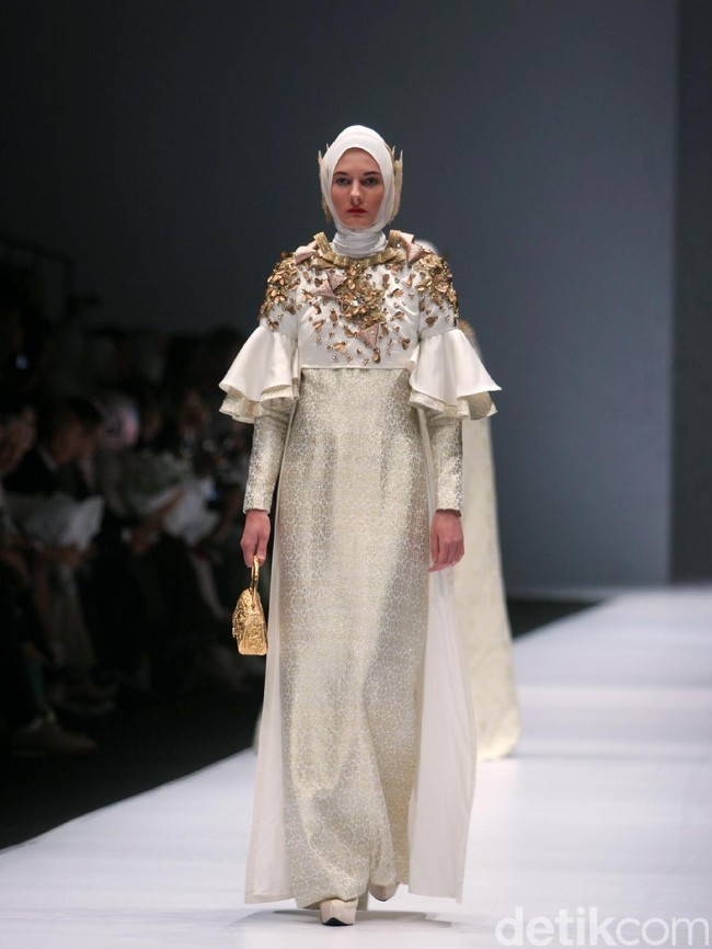 Dian pelangi mengangkat tema koleksinya Gelora Dara di Jakarta Fashion Week 2017. Senayan City. Jakarta. [Foto: Mohammad Abduh/Wolipop]