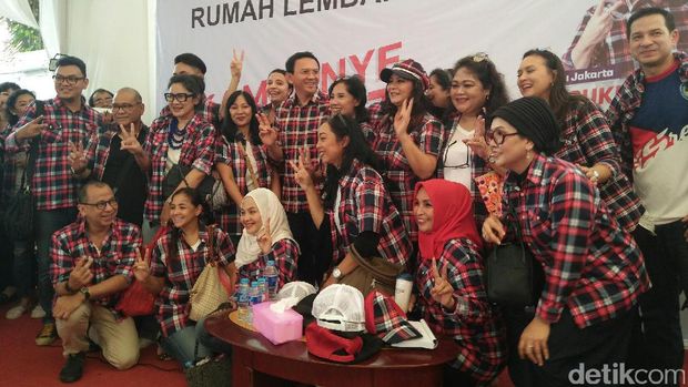 Ari Wibowo dan Memes Dukung Ahok di Rumah Lembang