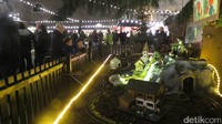 Diorama kereta mainan yang disukai anak-anak. Pasar malam Natal menjual juga pernak-pernik hiasan Natal dari bintang, kristal, aneka ornamen kayu dan lain-lain (Fitraya/detikTravel)