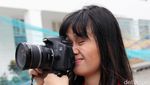 Gritte Agatha Sibuk dengan Kamera Kesayangannya