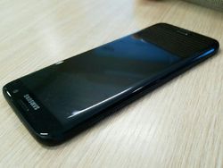 Kemilau Galaxy S7 Edge: Glossy Black