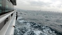 Setelah urusan pertiketan beres, barulah traveler bisa naik ke dalam kapal dan menjelajahi indahnya perairan Selat Bosphorus yang memisahkan antara Benua Eropa dan Asia (Rois/detikTravel)
