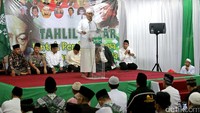 Mustofa Bisri memberikan sambutan.