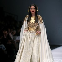 Dian pelangi mengangkat tema koleksinya Gelora Dara di Jakarta Fashion Week 2017. Senayan City. Jakarta. [Foto: Mohammad Abduh/Wolipop]