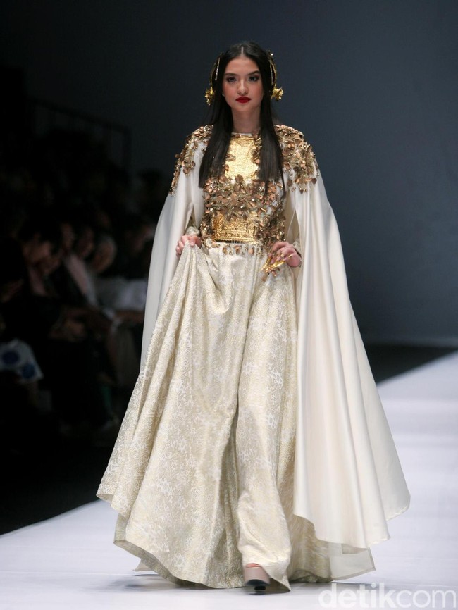 Dian pelangi mengangkat tema koleksinya Gelora Dara di Jakarta Fashion Week 2017. Senayan City. Jakarta. [Foto: Mohammad Abduh/Wolipop]