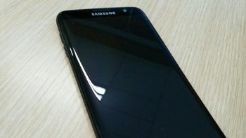 Bicara varian warna hitam, Galaxy S7 Edge sejatinya sudah punya varian bernama black onyx. Namun erbeda dengan glossy black, warna hitam pada black onyx dibuat dop. Foto: dok. Weibo
