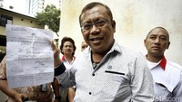 Eggi Sudjana menunjukan surat pemanggilan dirinya oleh polisi.