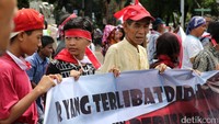 Sejumlah demonstran memakai ikat kepala merah putih.