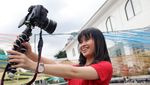 Gritte Agatha Sibuk dengan Kamera Kesayangannya