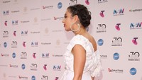 Saking pendeknya, ia secara tidak sengaja menunjukan bagian bokong dan celana dalamnya saat berpose. Caroline McCredie/Getty Images/detikFoto.