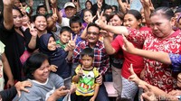Djarot foto bersama warga Slipi.