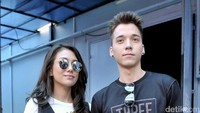 Pasangan muda itu terlihat mesra meskipun diterpa banyak berita negatif. Pool/Noel/detikFoto.