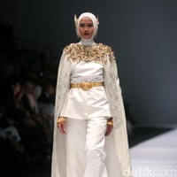 Dian pelangi mengangkat tema koleksinya Gelora Dara di Jakarta Fashion Week 2017. Senayan City. Jakarta. [Foto: Mohammad Abduh/Wolipop]