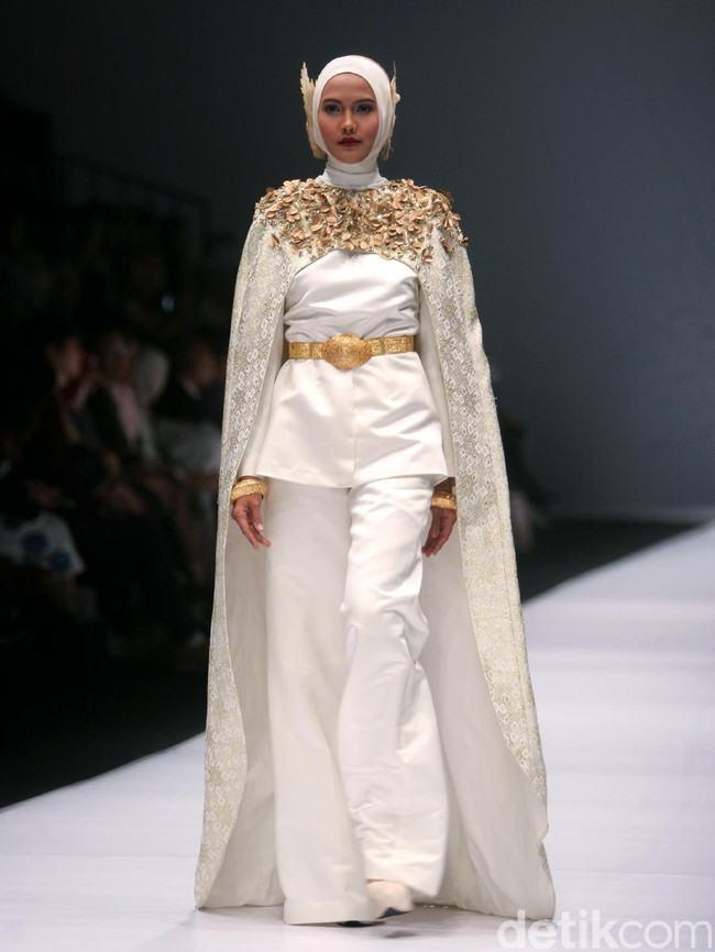 Dian pelangi mengangkat tema koleksinya Gelora Dara di Jakarta Fashion Week 2017. Senayan City. Jakarta. [Foto: Mohammad Abduh/Wolipop]