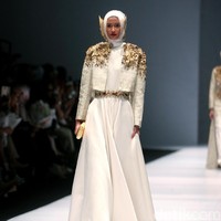 Dian pelangi mengangkat tema koleksinya Gelora Dara di Jakarta Fashion Week 2017. Senayan City. Jakarta. [Foto: Mohammad Abduh/Wolipop]
