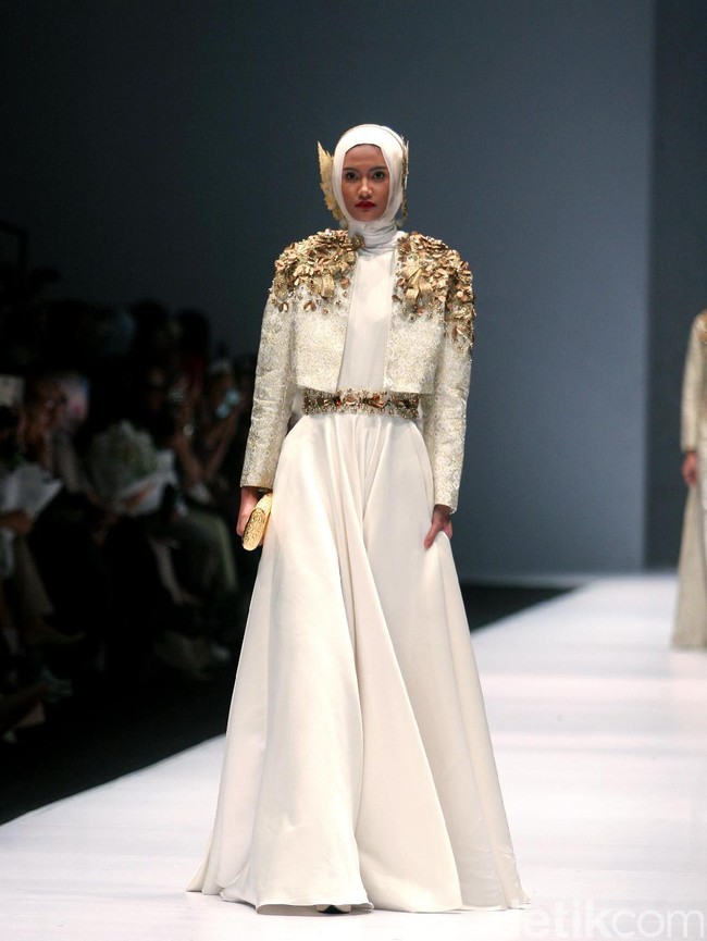 Dian pelangi mengangkat tema koleksinya Gelora Dara di Jakarta Fashion Week 2017. Senayan City. Jakarta. [Foto: Mohammad Abduh/Wolipop]