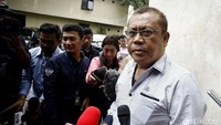 Ia juga mempersoalkan statusnya sebagai saksi itu. Saya dipanggil sebagai saksi, cuma mau bersaksi kepada siapa gitu kan harus jelas apalagi mengacu pada pasal 134 yang dulu sudah dicabut waktu peristiwa saya tahun 2006 itu sudah tak berlaku penghinaan kepada pelapor, jelasnya.