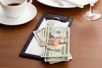 Ini 5 Kisah Haru Pelayan Restoran yang Dapat Tip hingga Ratusan Juta Rupiah