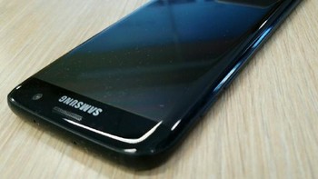 Warna glossy black pada Galaxy S7 Edge ini mirip dengan varian warna jet black pada iPhone 7. Sesuai namanya, body akan diberi finishing warna hitam mengkilap. Foto: dok. Weibo