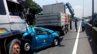 Kondisi taksi ringsek setelah ditabrak truk