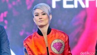 Agnez Mo tampil dengan detail makeup dengan pulasan lipstik pink di bibir pelantun Sebuah Rasa. Pool/Noel/detikFoto.