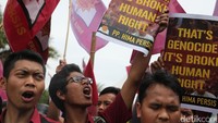 Demonstran mengutuk keras kekerasan yang menimpa etnis Rohingya di negara bagian Arakan (Rakhine) Myanmar.