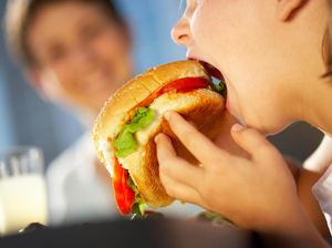 Tips Biar Nggak Barbar Kalap Makan saat Buka Puasa