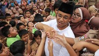 Anies dikerubuti siswa SD di Pondok Pesantren Darunnajah.