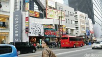 Keluar dari Takeshita Dori, masih ada lagi banyak toko branded yang bisa dikunjungi. Seperti Nike, H&M, Forever21 dan lain sebagainya (Kurnia/detikTravel)