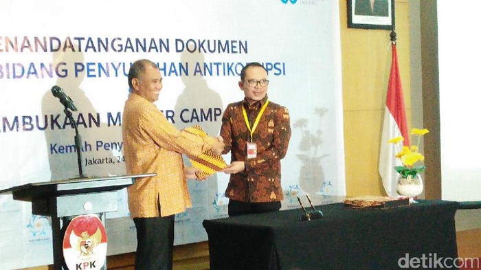 Menaker Tandatangani Standarisasi Penyuluh Antikorupsi