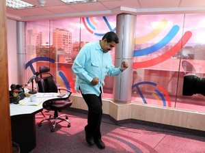 Saat Presiden Venezuela Menari Salsa Untuk Menghibur Rakyatnya yang Kelaparan