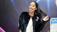 Pesinetron dan juga penyanyi itu tampil dengan jaket hitam, blus putih dan jeans serta sepatu hitam. Pool/Noel/detikFoto.