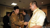 Wakil Ketua Komisi X Ferdiansyah menyalami Ray Sahetapy.