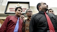 Tersangka kasus UU ITE itu keluar dengan didampingi kuasa hukumnya.