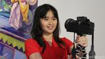 Gritte Agatha Sibuk dengan Kamera Kesayangannya