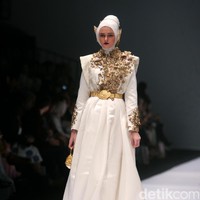 Dian pelangi mengangkat tema koleksinya Gelora Dara di Jakarta Fashion Week 2017. Senayan City. Jakarta. [Foto: Mohammad Abduh/Wolipop]