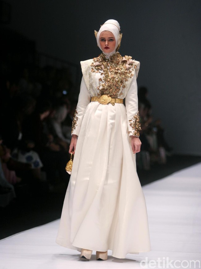 Dian pelangi mengangkat tema koleksinya Gelora Dara di Jakarta Fashion Week 2017. Senayan City. Jakarta. [Foto: Mohammad Abduh/Wolipop]
