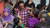 Djarot berdialog dengan warga.