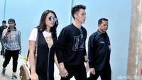 Pemeran Boy di sinetron Anak Jalanan itu tampak menggandeng terus tangan Celine. Pool/Noel/detikFoto.