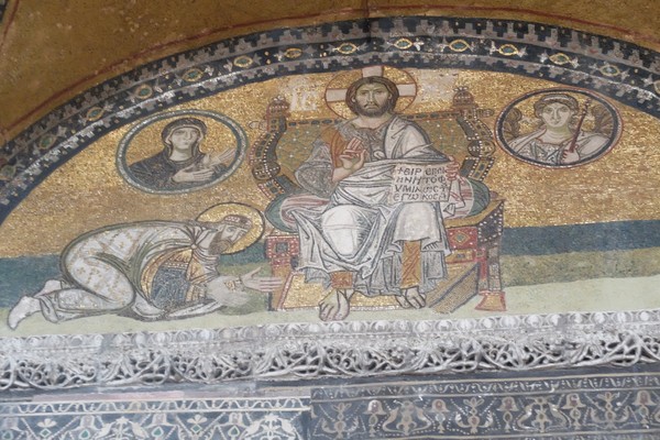 Namun sebelum ditetapkan menjadi masjid, Hagia Sophia memiliki sejarah panjang. Pada zaman Kekaisaran Byzantium, Hagia Sophia merupakan sebuah gereja. (Foto: Rois Jajeli/detikTravel) Namun sebelum ditetapkan menjadi masjid, Hagia Sophia memiliki sejarah panjang. Pada zaman Kekaisaran Byzantium, Hagia Sophia merupakan sebuah gereja. (Foto: Rois Jajeli/detikTravel)