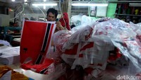 Pekerja menyelesaikan pesanan kaos kampanye Pilkada di Tebet, Jakarta Selatan, Kamis (24/11/2016).