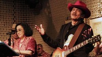 Seperti koboi bergitar, Chappy larut dalam aksi panggungnya. Sambil bernyanyi, Chappy membetot perhatian pengunjung malam itu. Pool/dok Istimewa.