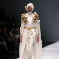 Dian pelangi mengangkat tema koleksinya Gelora Dara di Jakarta Fashion Week 2017. Senayan City. Jakarta. [Foto: Mohammad Abduh/Wolipop]