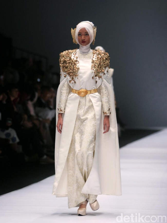 Dian pelangi mengangkat tema koleksinya Gelora Dara di Jakarta Fashion Week 2017. Senayan City. Jakarta. [Foto: Mohammad Abduh/Wolipop]
