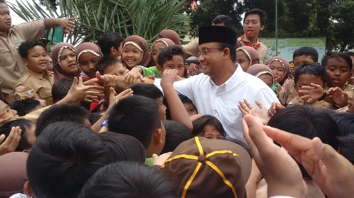 Di Pesantren Darunnajah, Ratusan Santri Berebut Bersalaman Dengan Anies