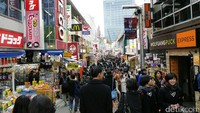 Takeshita Dori, sebuah gang yang penuh dengan aneka toko. Mulai dari Daiso yang semua barangnya dijual seharga 100 Yen, toko pakaian, tas, kosmetik hingga suvenir (Kurnia/detikTravel)